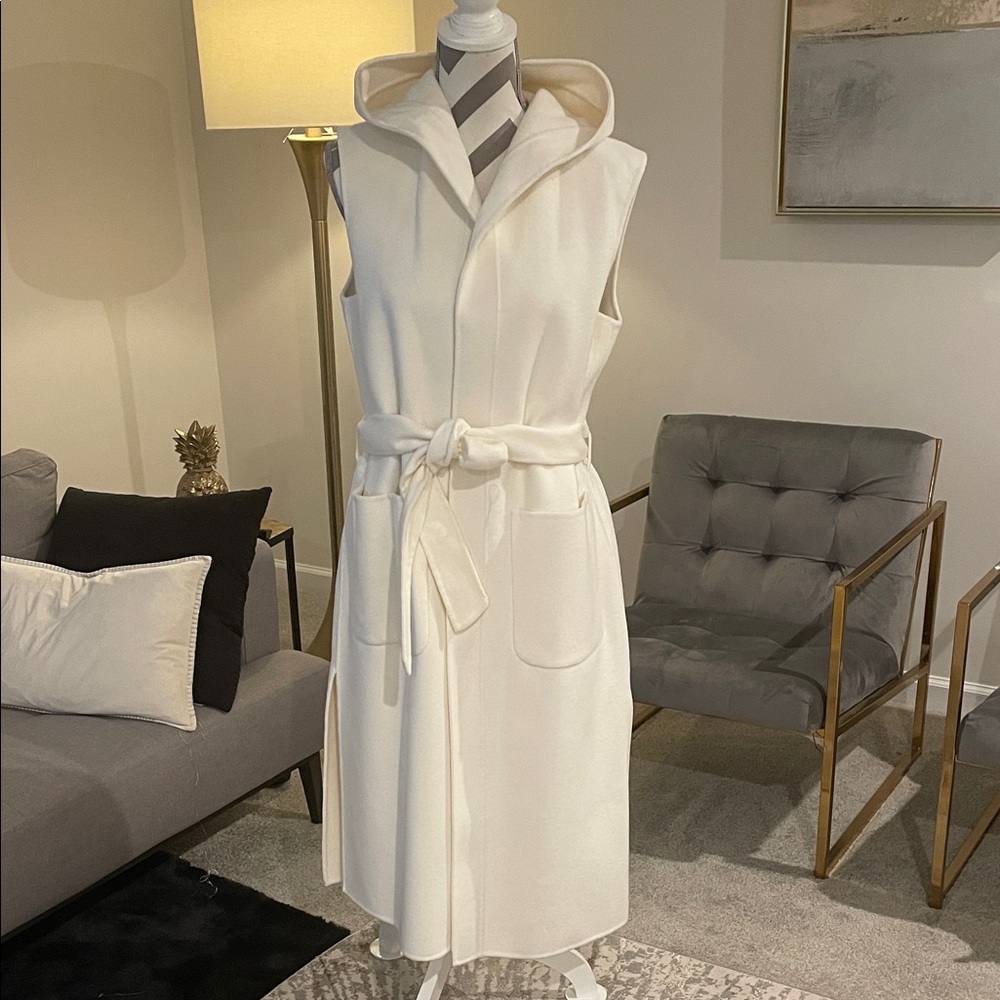 BCBG MAXAZRIA White Sleeveless Hooded coat with Belt